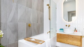 Shower, hair dryer, towels, shampoo - Fairbairn Family Beach Bungalow (Busselton)