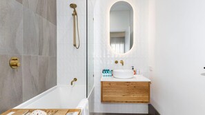 Dusche, Haartrockner, Handtücher, Shampoo