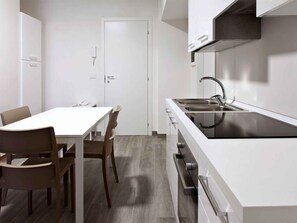 Fridge, oven, stovetop