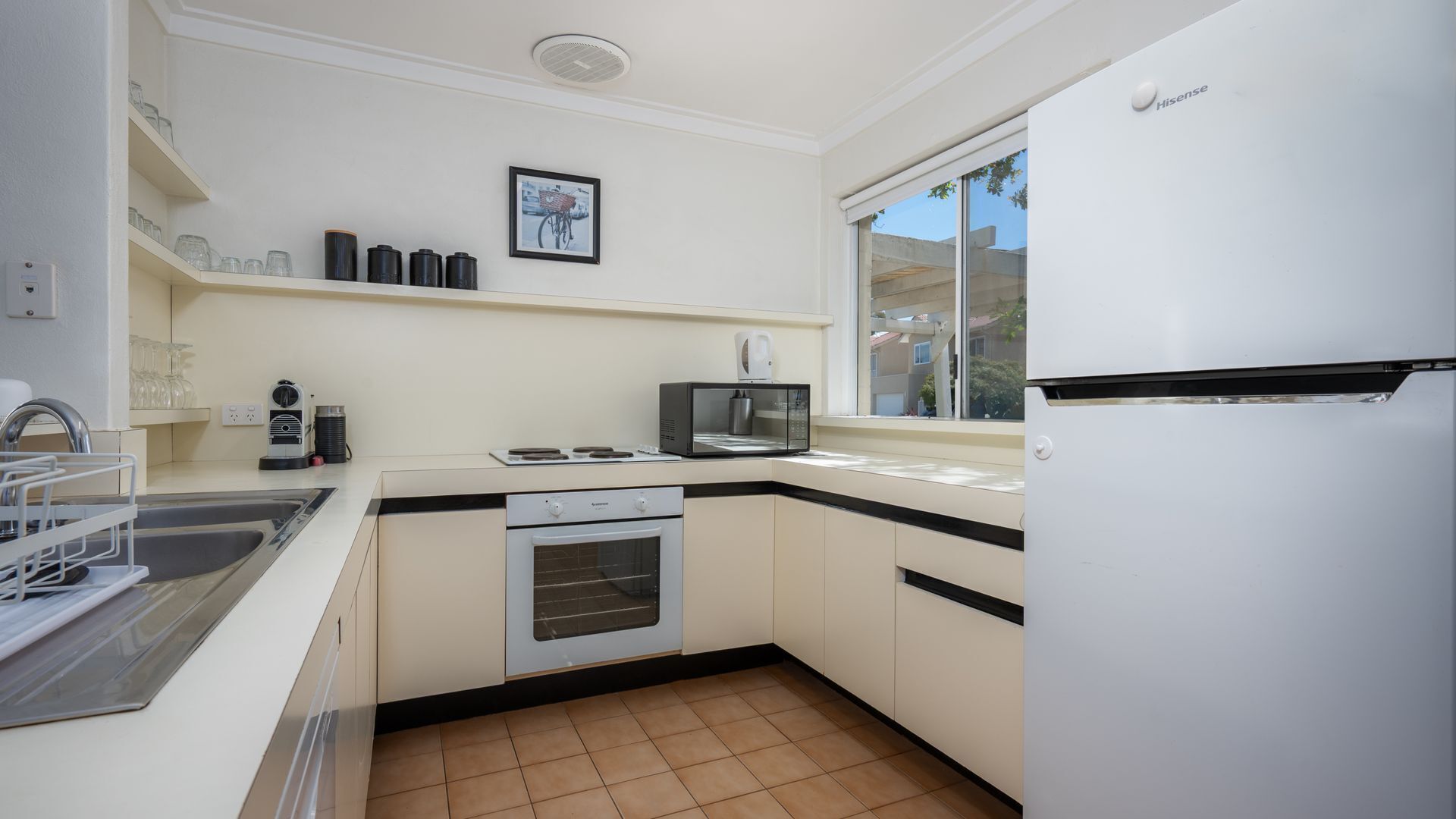 Een magnetron, een vaatwasser, een kinderstoel, eettafels