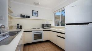 微波爐、洗碗機、高腳椅、餐桌