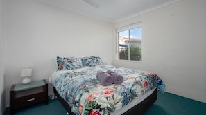 3 bedrooms, travel crib, internet, bed sheets