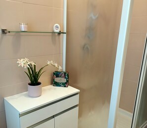 Haartrockner, Bidet, Handtücher, Seife