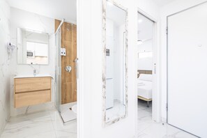 Shower, hair dryer, towels