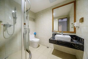 A modern bathroom with a glass shower enclosure, a white toilet, and a marble countertop sink. - Shenzhen Zhongtian Meijing Hotel (Bao'an International Airport Xixiang Subway Station) (Shenzhen)