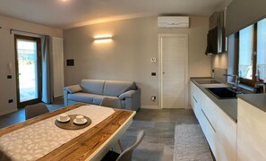 Departamento superior, vista al jardín | Área de sala de estar | Televisión de pantalla plana de 37 pulgadas con canales vía satélite 
