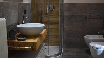 Superior-Apartment, Gartenblick | Badezimmer | Kostenlose Toilettenartikel, Haartrockner, Bademäntel, Handtücher