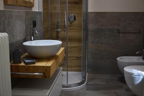 Departamento superior, vista al jardín | Baño | Amenidades de baño gratuitas, secadora de cabello, batas, toallas 