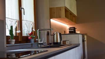 Appartamento Superior, vista giardino | Cucina privata | Frigorifero, microonde, forno, piano cottura