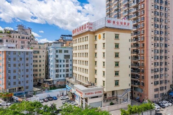A multi-story building with a sign indicating a hotel. - Vienna Hotel （Shenzhen Bantian Guangyayuan Station） (Shenzhen)