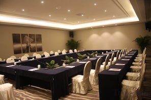 A conference room with a long table, chairs, and a carpeted floor. - Beihai Hyatt Hotel (high-speed railway station store) (Beihai)