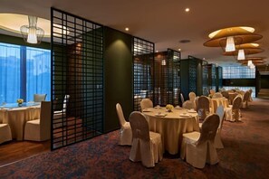 A banquet hall with round tables, chairs, and a decorative partition. - Beihai Hyatt Hotel (high-speed railway station store) (Beihai)