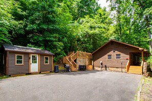 Exterior - Ravens Hollow - Private Pool, Hot Tub, & Games! (Pigeon Forge)