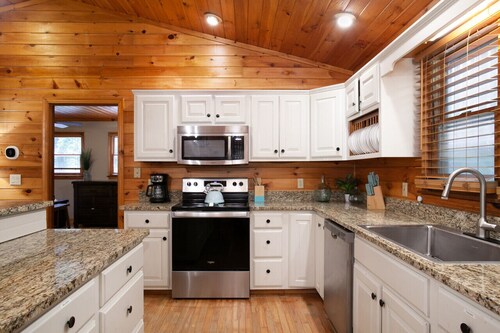 Ravens Hollow - Private Pool, Hot Tub, & Games!