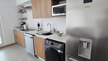 Een microgolfoven, een kookplaat, een vaatwasser