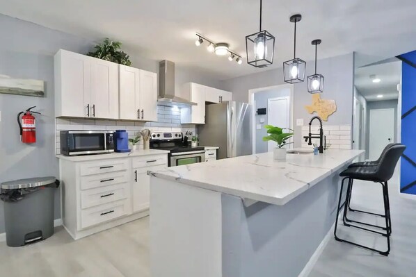 Private kitchen - Modern 3 Bedroom, 2 Bath with Outdoor Firepit and Smoker, 0.9mi from ATT Stadium (Arlington)