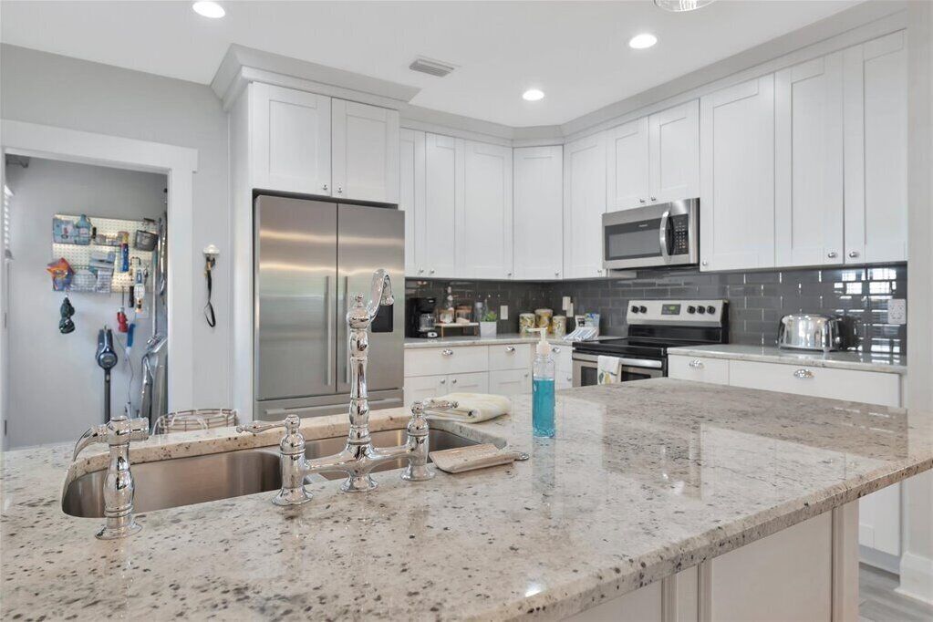 冷蔵庫、電子レンジ、オーブン、コンロ