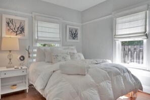 3 slaapkamers, een bureau, een strijkplank/strijkijzer, reisbedje