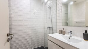 Secador de cabelo, toalhas de banho