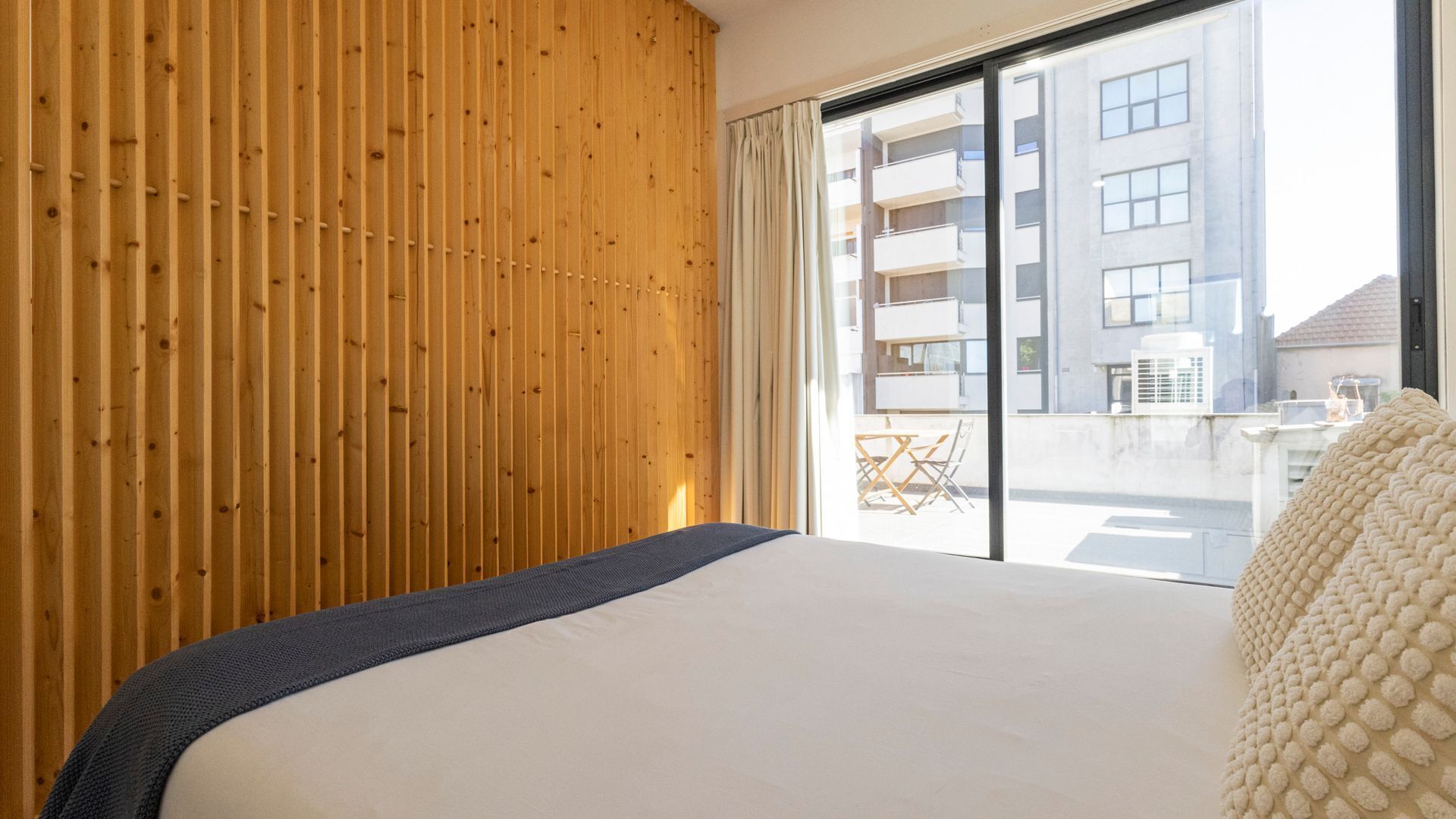 Tabla de planchar con plancha, wifi gratis y ropa de cama 