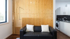 TV - Sena 27 - 2E by LovelyStay (Porto)