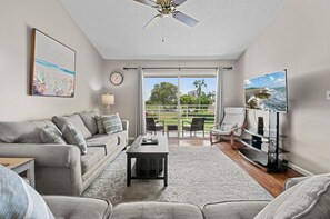 Smart TV, books - Mermaid Drive: Vista Verde East 240 (Isla Del Sol)