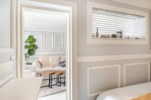 1 bedroom, desk, iron/ironing board, free WiFi - Luxury Cottage into Nature in Sandton, peaceful place with full of nature (Sandton)