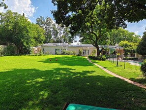 Property grounds - Luxury Cottage into Nature in Sandton, peaceful place with full of nature (Sandton)