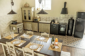 Fridge, microwave, oven, stovetop - A house of charm and history (Picauville)