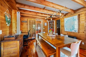 Dining - Charming Farmhouse, Sauna - 4 bedrooms, WiFi, AC in Upper Jay (Upper Jay)