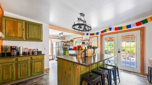 Coffee/tea maker, fridge, microwave, oven - Charming Farmhouse, Sauna - 4 bedrooms, WiFi, AC in Upper Jay (Upper Jay)
