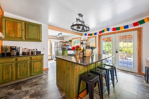 Fridge, microwave, oven, stovetop - Charming Farmhouse, Sauna - 4 bedrooms, WiFi, AC in Upper Jay (Upper Jay)