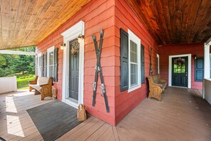 Terrace/patio - Charming Farmhouse, Sauna - 4 bedrooms, WiFi, AC in Upper Jay (Upper Jay)