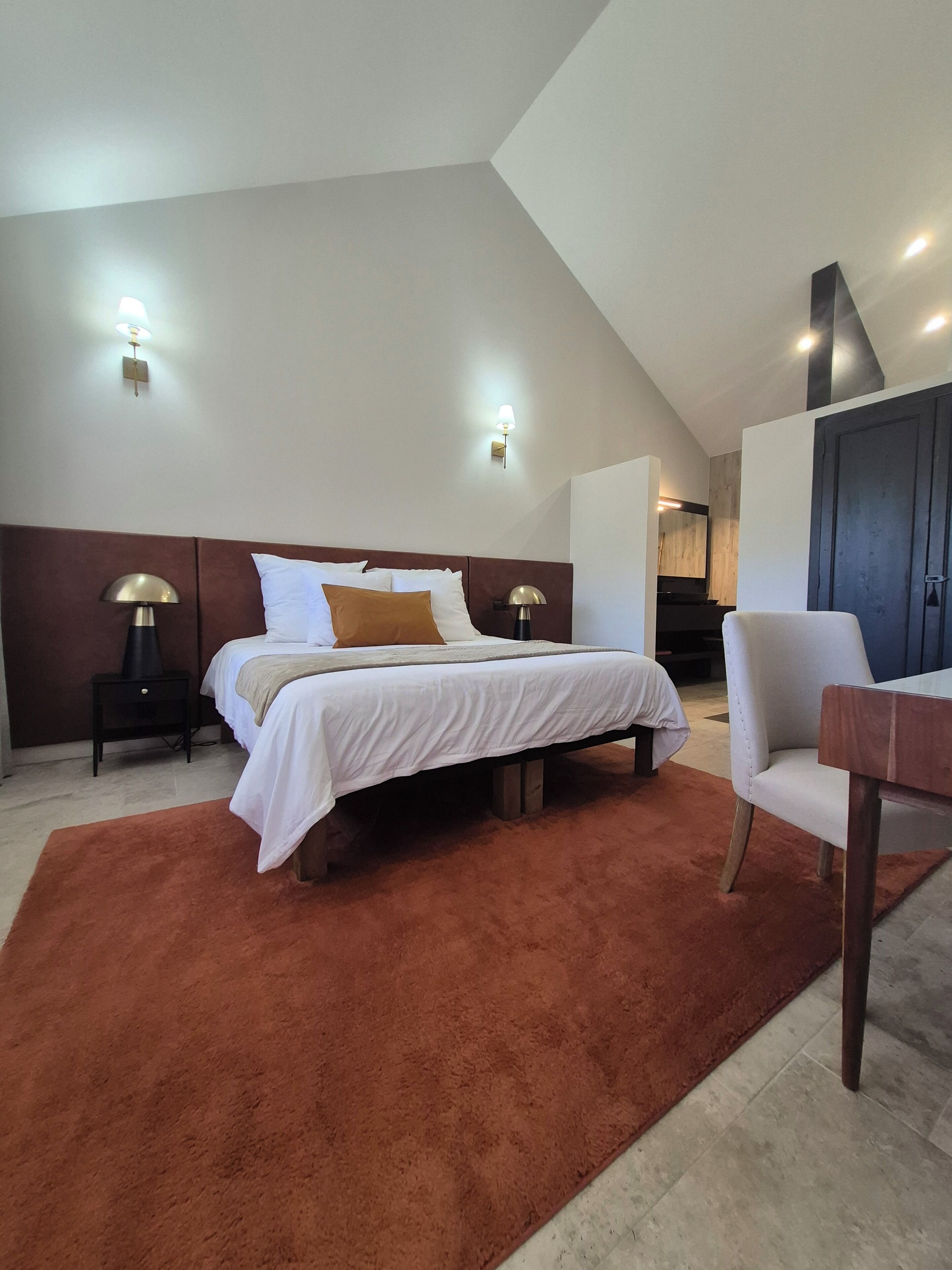 2 bedrooms, desk, bed sheets