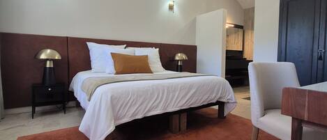 2 soverom, skrivebord og sengetøy