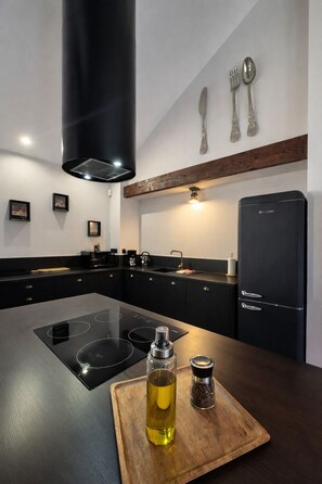 Kühlschrank, Mikrowelle, Ofen, Herdplatte