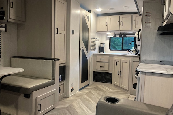 KĂŒhlschrank, Mikrowelle, Ofen, Herdplatte