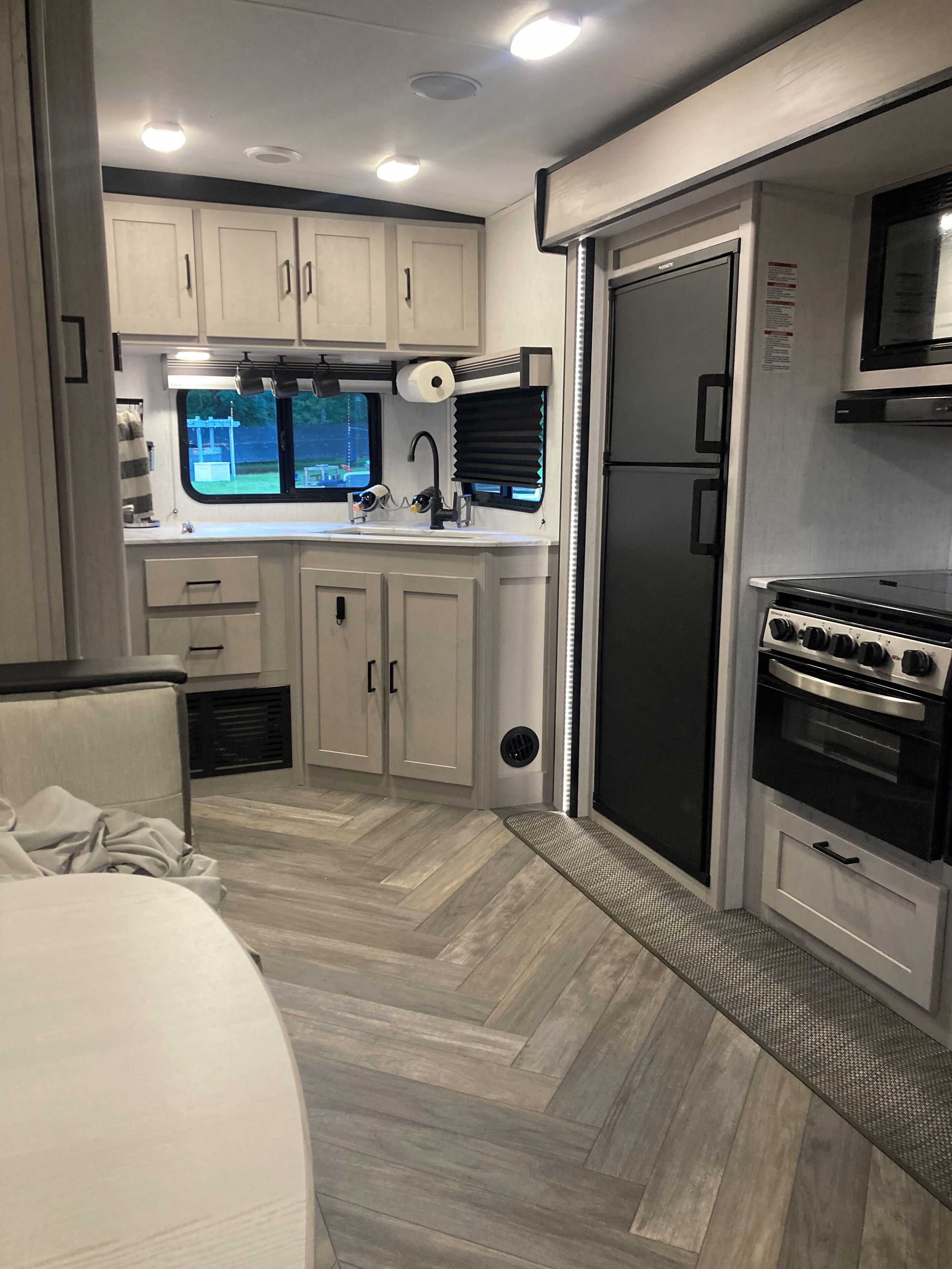 冰箱、微波炉、烤箱、炉灶