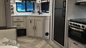 冰箱、微波炉、烤箱、炉灶