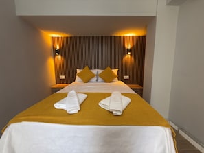 Family Apartment | Desk, free WiFi, bed sheets