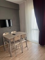 Apartamento, vista para a montanha | Escrivaninha, Wi-Fi de cortesia, roupa de cama