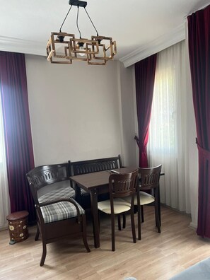 อพาร์ทเมนท์สำหรับครอบครัว | โต๊ะทำงาน, Wi-Fi ฟรี, ผ้าปูที่นอน