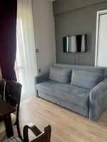 Apartamento família | Escrivaninha, Wi-Fi de cortesia, roupa de cama