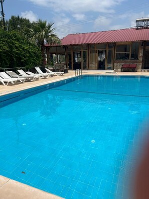 Kauden mukainen ulkouima-allas