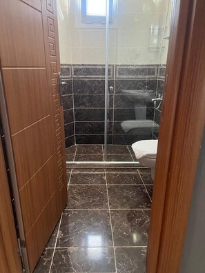 Suihku, hiustenkuivaaja, pyyhkeet