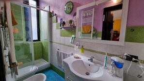 Dusche, Haartrockner, Bidet, Handtücher