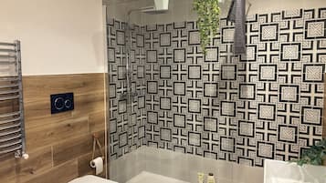 Doccia, asciugacapelli, bidet, asciugamani