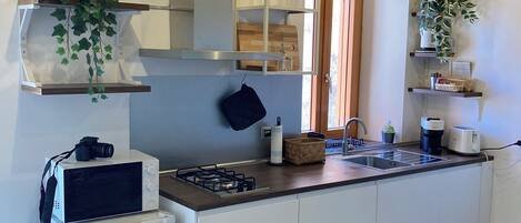 Frigorifero, microonde, forno, piano cottura