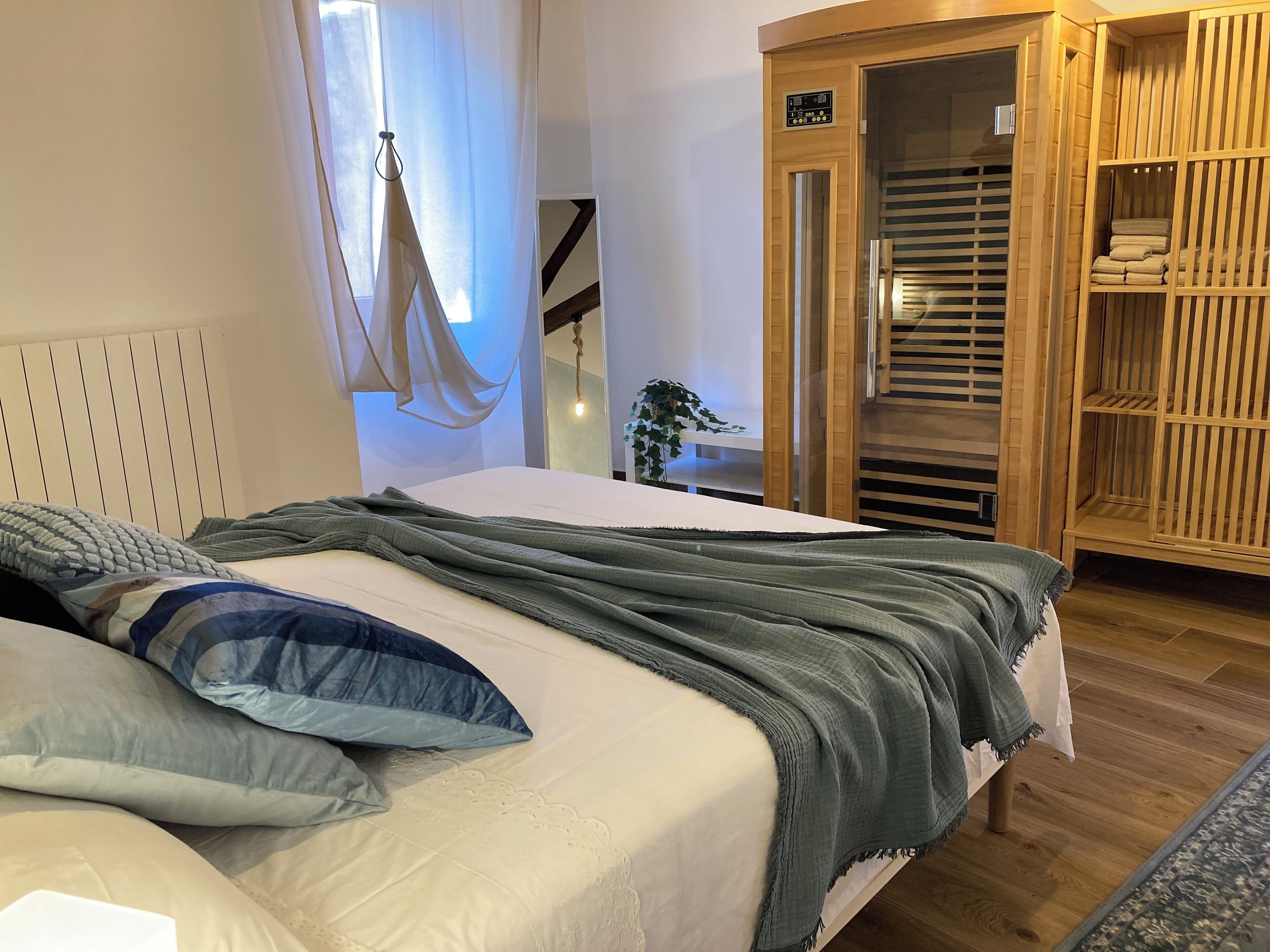 1 dormitorio, tabla de planchar con plancha, wifi y ropa de cama