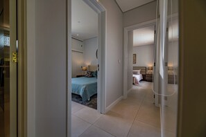 3 habitaciones, escritorio, tabla de planchar con plancha y wifi